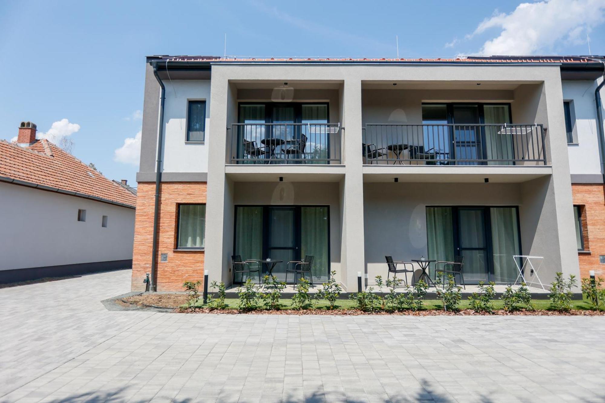 Apartment Gyulai Varpark 2 *